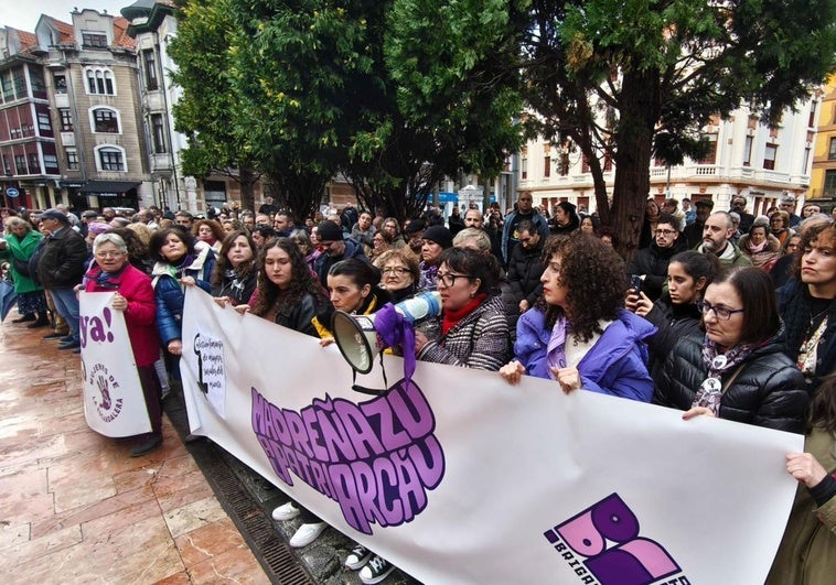 Concentración en Langreo contra la violencia machista y en repulsa del asesinato a una mujer en Sama.