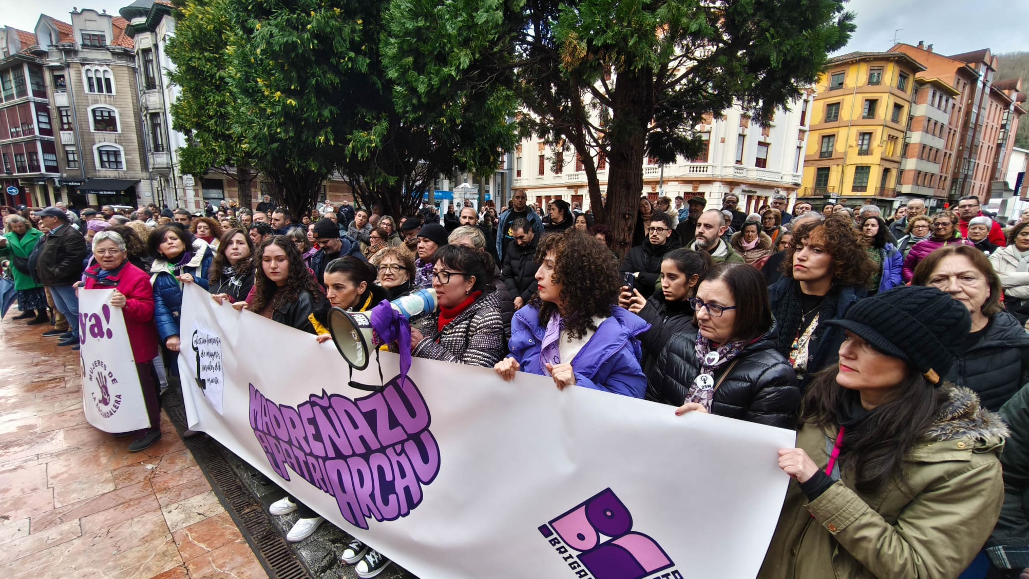 Multitudinaria manifestación en Langreo en repulsa por el asesinato machista