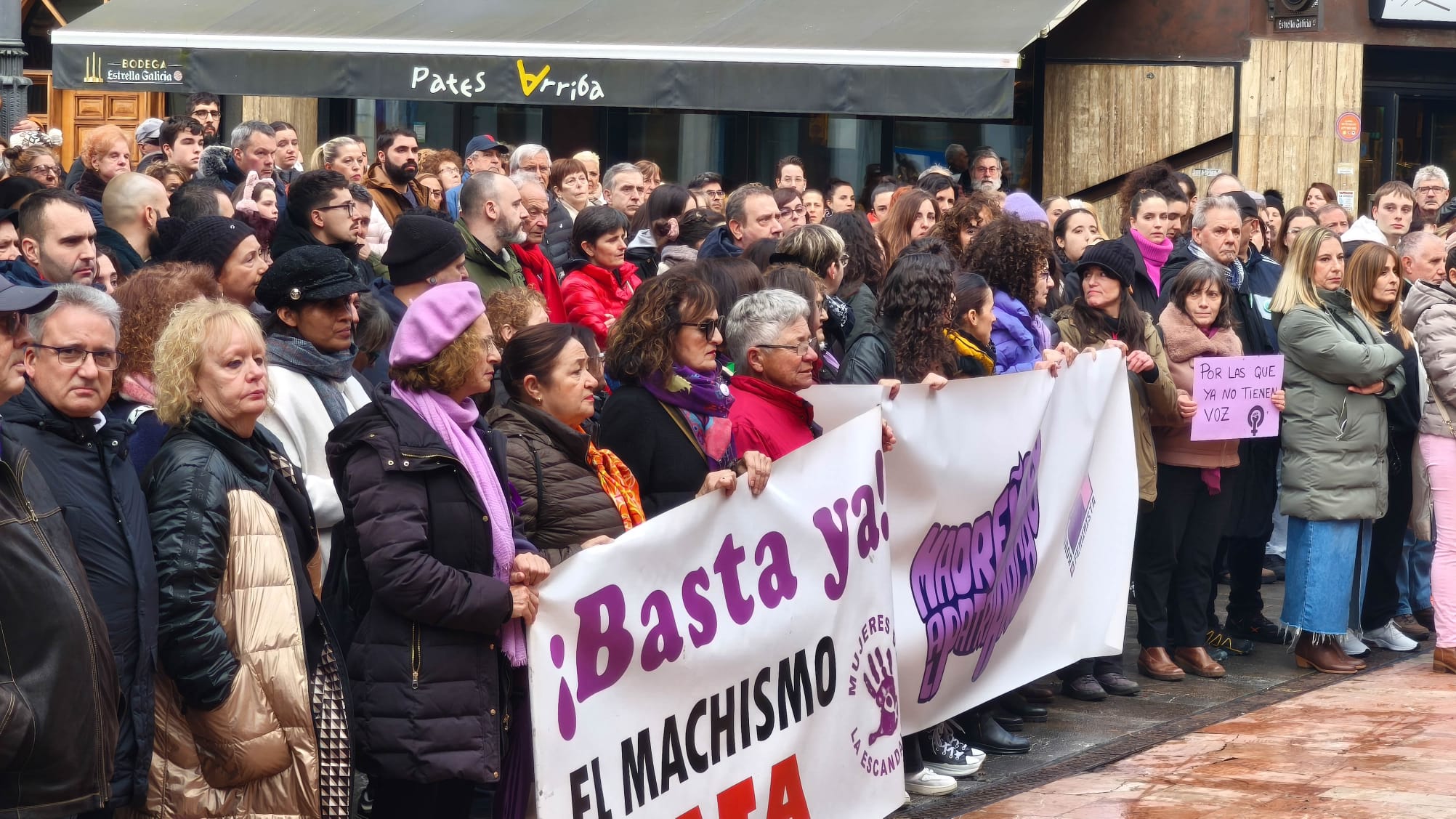 Multitudinaria manifestación en Langreo en repulsa por el asesinato machista