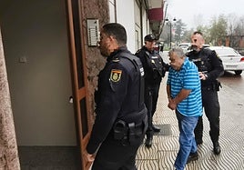 El presunto asesino, Francisco F., acompañado por la Policía, acude al domicilio que compartía con la víctima para reconstruir los hechos.