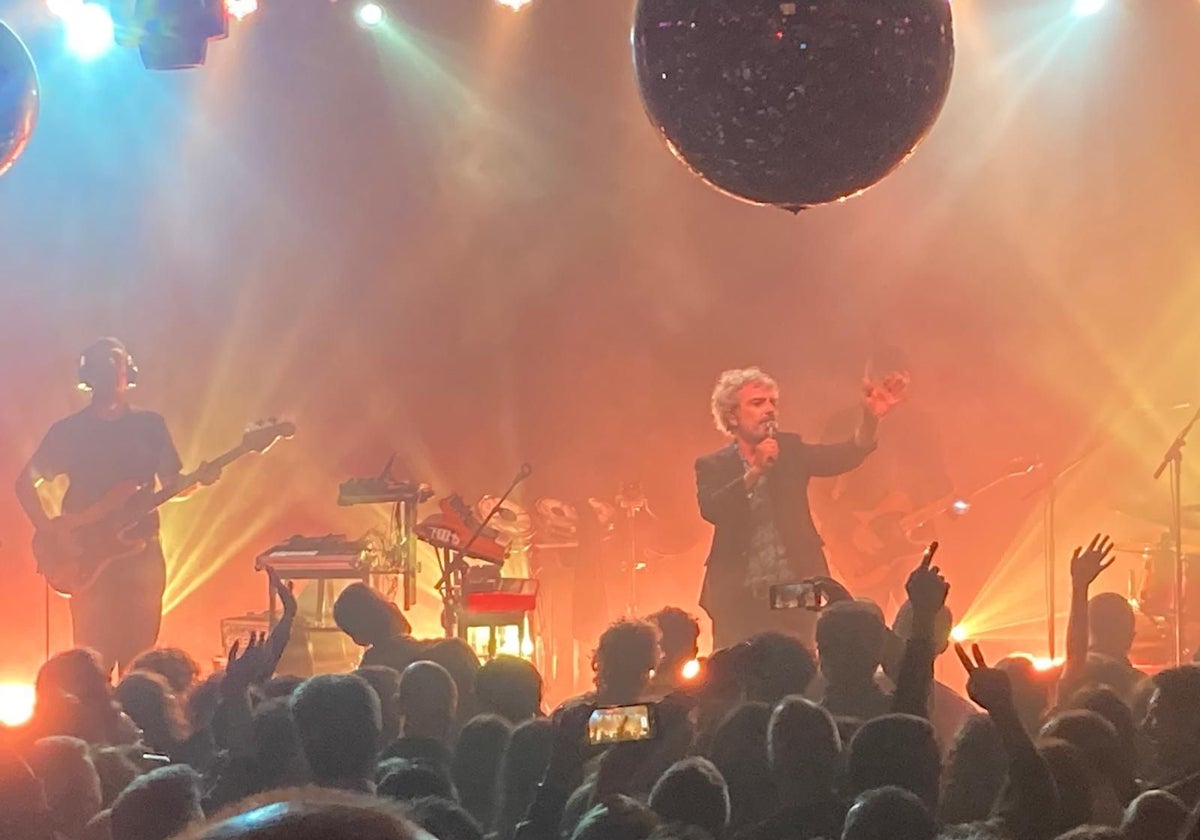 Ambiente de fiesta con León Benavente en la sala Albéniz de Gijón.