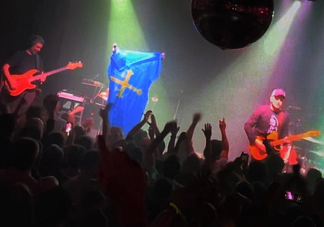 Abraham Boba, con la bandera de Asturias, sobre el escenario.