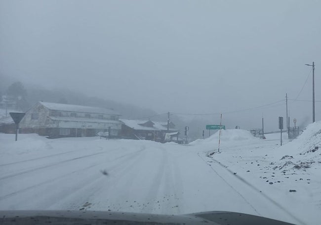 Puerto de Tarna, cubierto de nieve esta tarde.