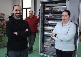 Guillermo Gaya, Alfredo Gómez y Tania Rodríguez, en las naves que ocupa Addefi en La Curtidora.