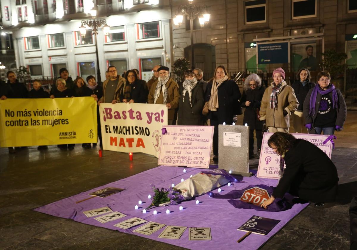 La plaza de La Escandalera, en Oviedo, acogió este lunes un acto en repulsa por la muerte de Karilenia.