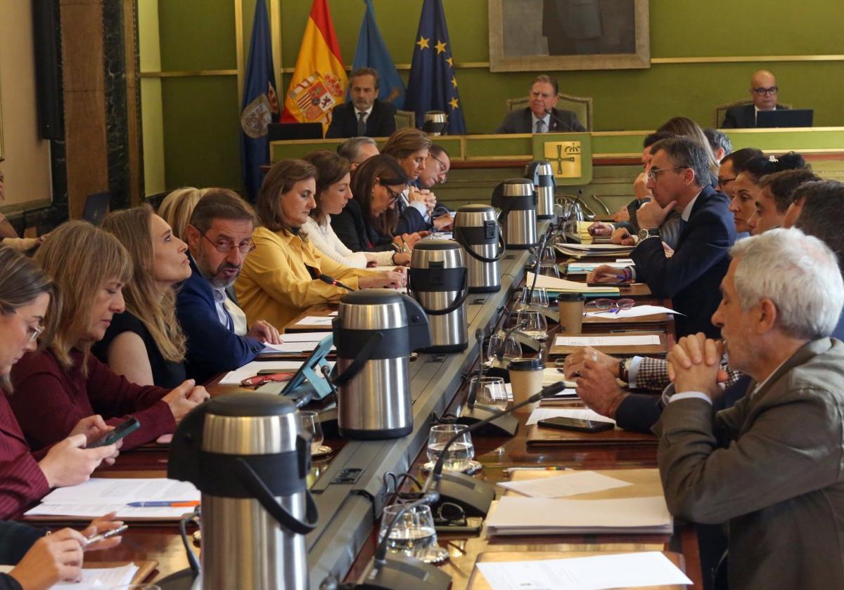 Una sesión plenaria en la Casa Consistorial de Oviedo.