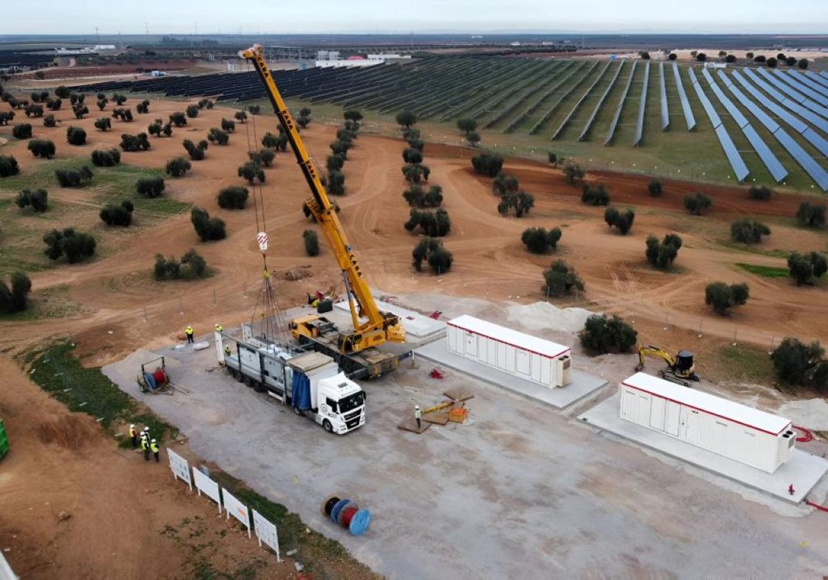 Parque de baterías recicladas de vehículos eléctricos que Eiffage instala en una planta fotovoltaica de Extremadura.