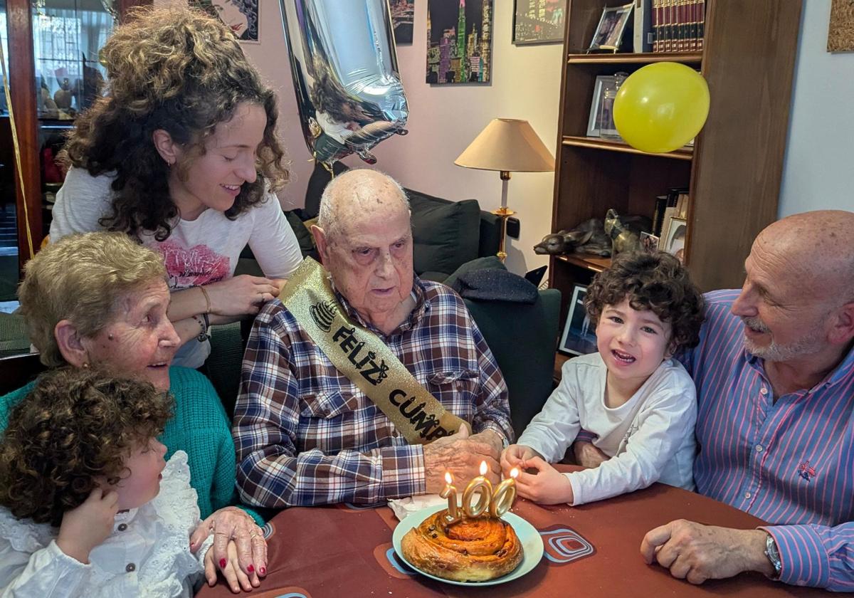 Ángel Alonso celebra su cumpleaños número 100 junto a su familia. En la foto, cuatro generaciones.