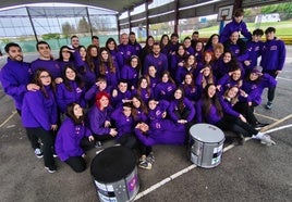 Los sesenta miembros de la charanga Los Mazcaraos ultiman sus ensayos en el Colegio de Educación Especial de Castiello.