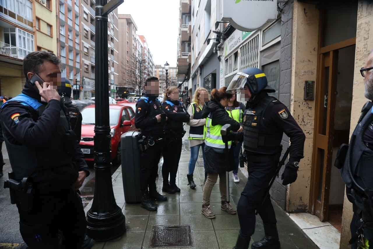 Desalojado y tapiado: adiós al edificio okupa de la calle Aguado, en Gijón