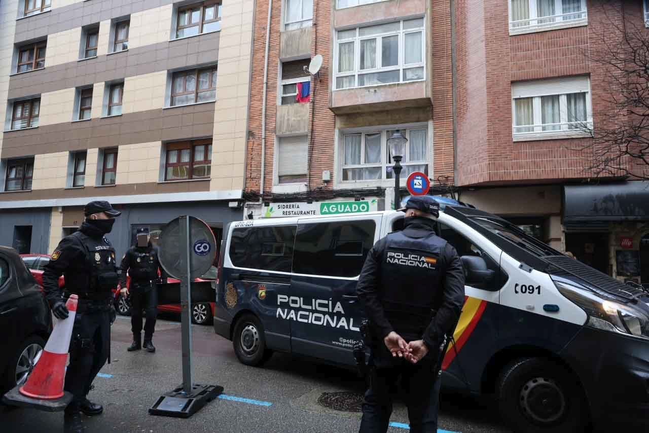 Desalojado y tapiado: adiós al edificio okupa de la calle Aguado, en Gijón