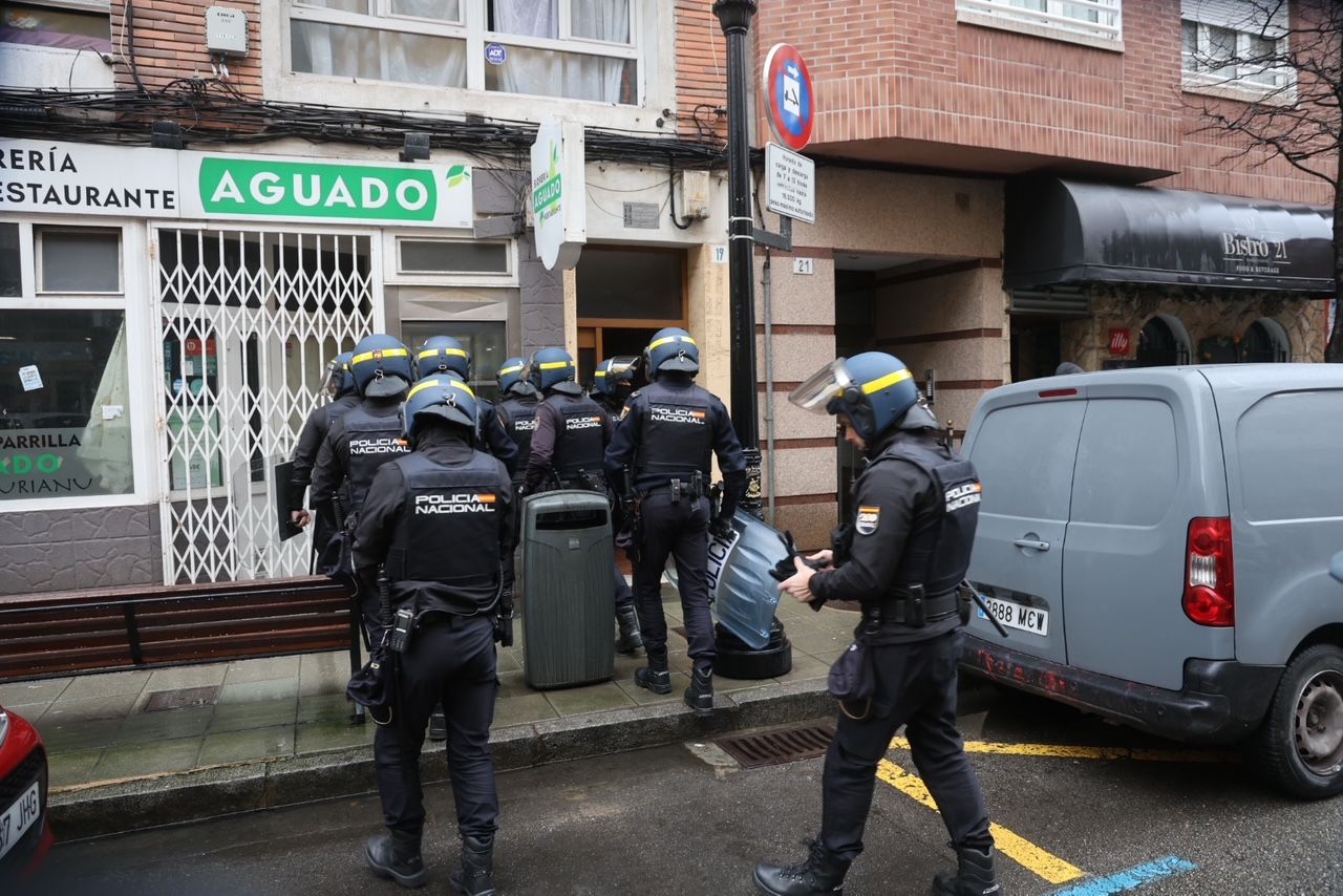 Desalojado y tapiado: adiós al edificio okupa de la calle Aguado, en Gijón