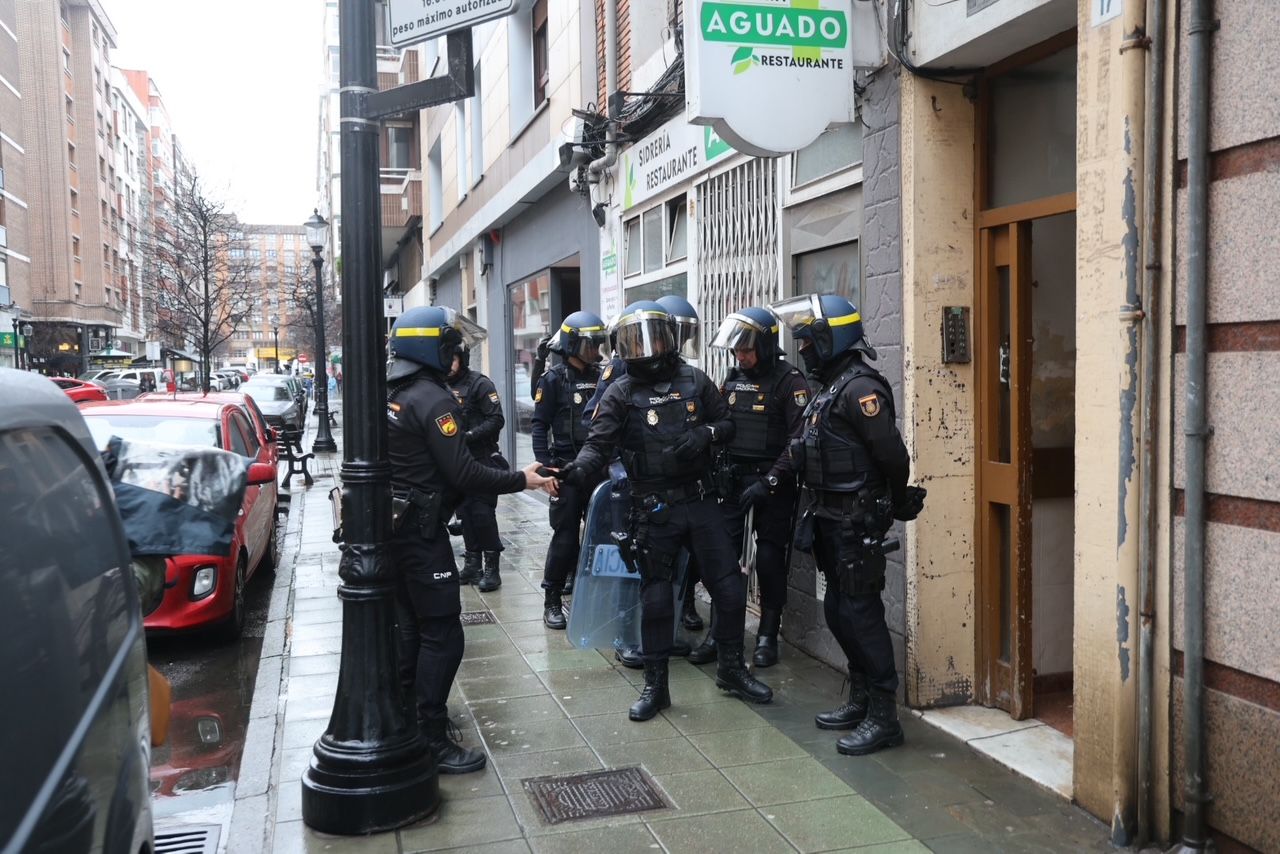 Desalojado y tapiado: adiós al edificio okupa de la calle Aguado, en Gijón