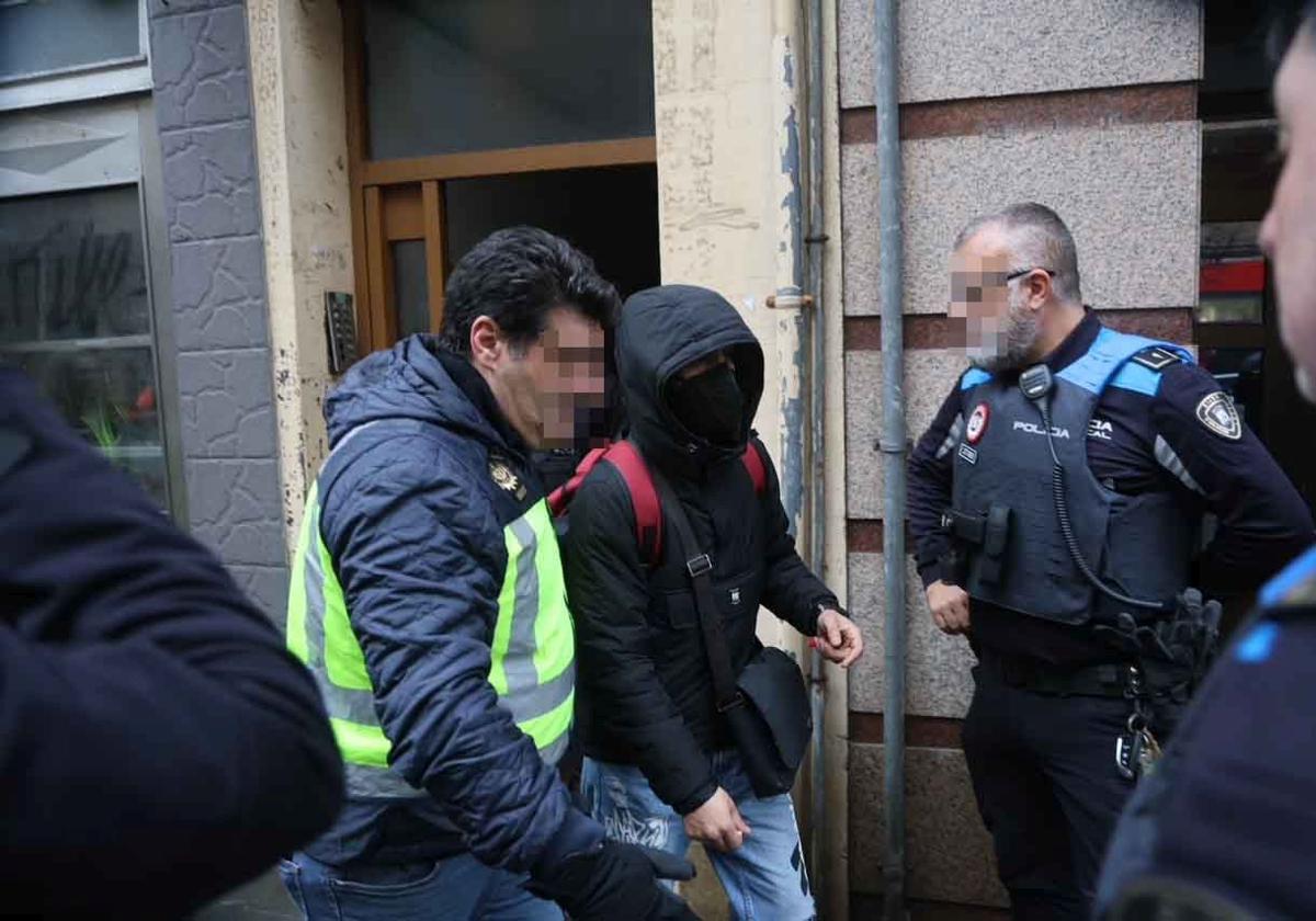 Desalojado y tapiado: adiós al edificio okupa de la calle Aguado, en Gijón