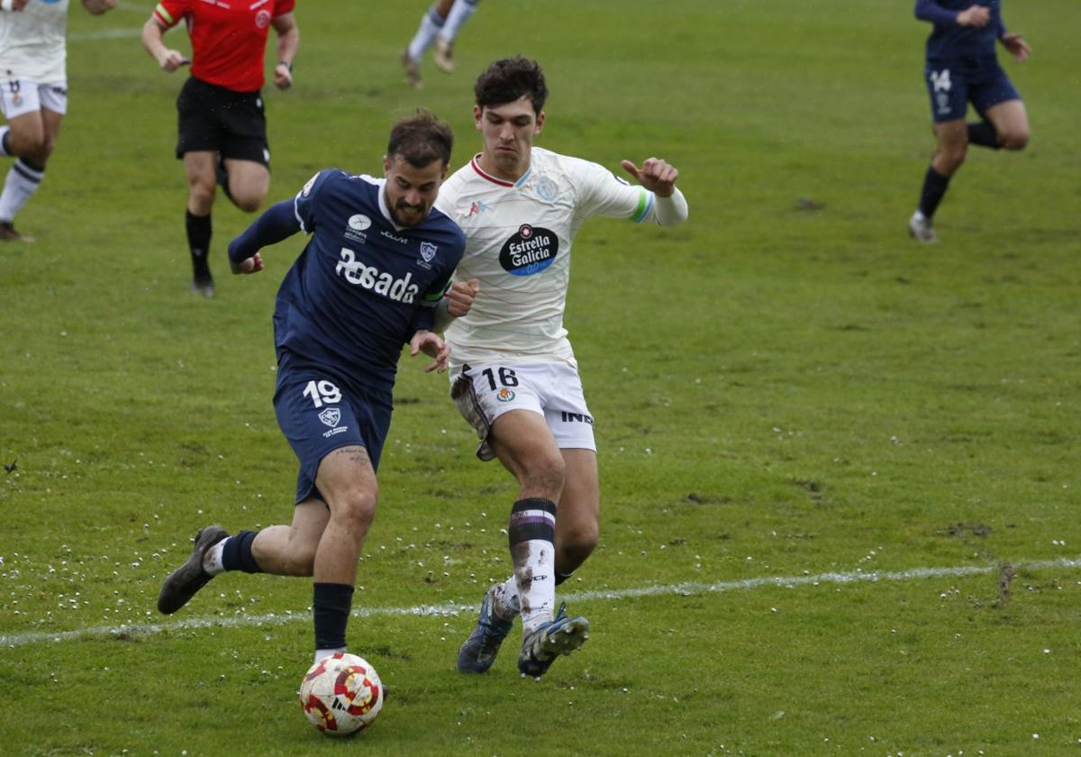 El local Isma Cerro, presionado por un jugador pucelano.