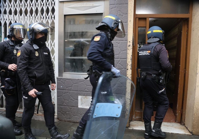 La Policía accede al edificio de la calle Aguado para su desalojo.