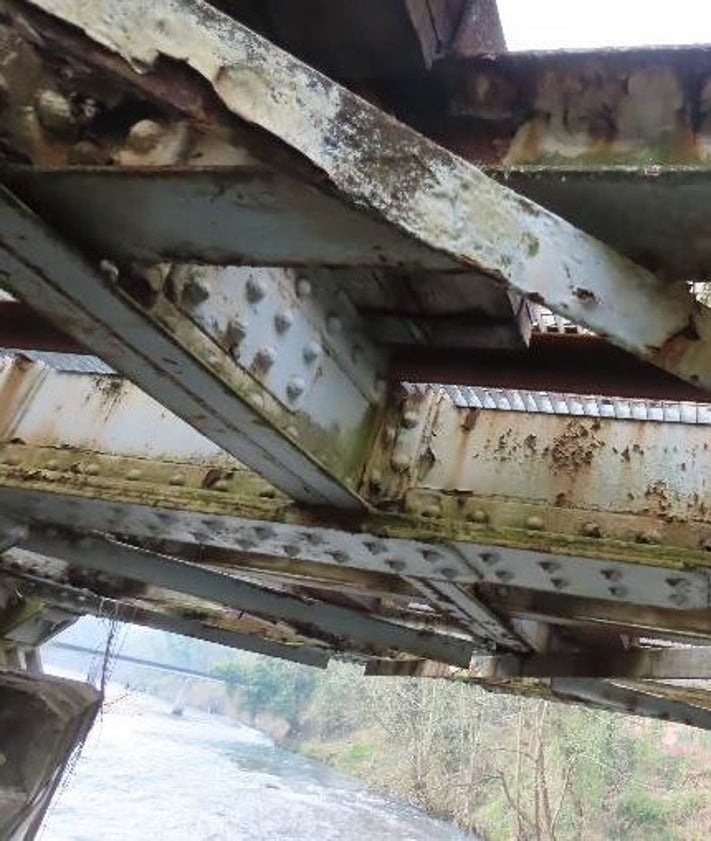 Imagen secundaria 2 - Diversos deterioros localizados en la estructura del puente.