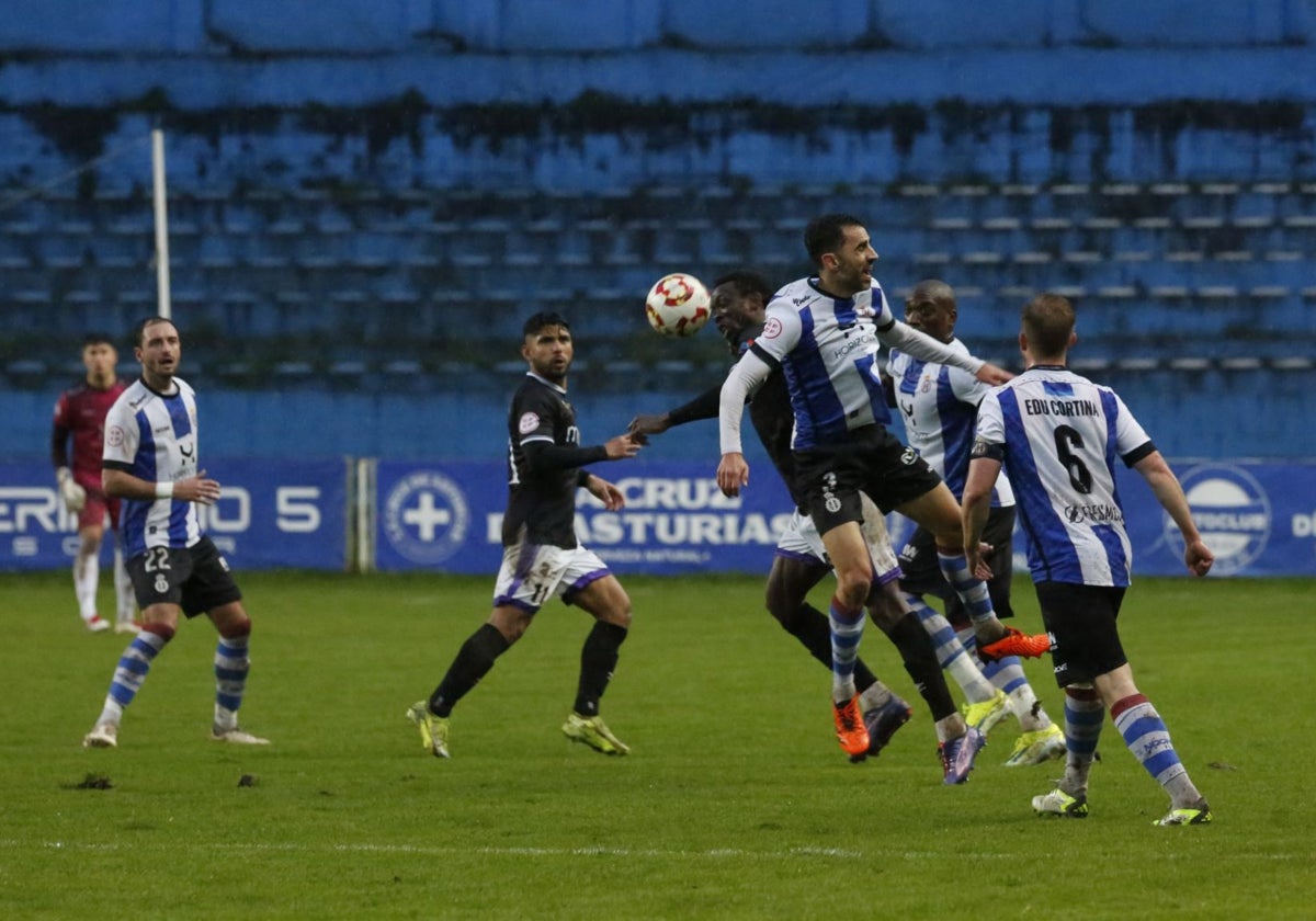 Jugada del partido entre el Real Avilés y el Salamanca en el Suárez Puerta.