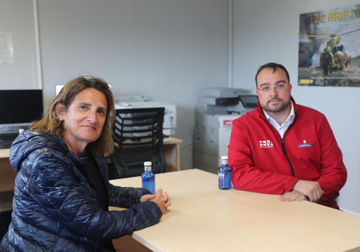 Teresa Ribera, entonces aún ministra para la Transición Ecológica, junto a Adrián Barbón, en abril de 2023, en Tineo.