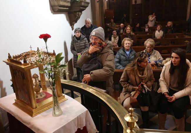 Los fieles venerando la reliquia de San Blas.