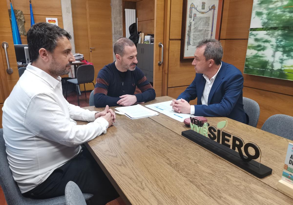 Javier Rodríguez, Ángel García y Ovidio Zapico, ayer, en la casa consistorial.