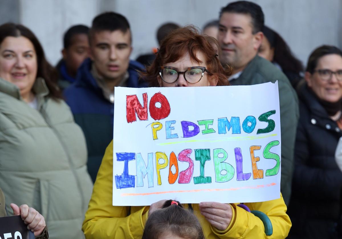 Una madre con su hija, en la manifestación del lunes.