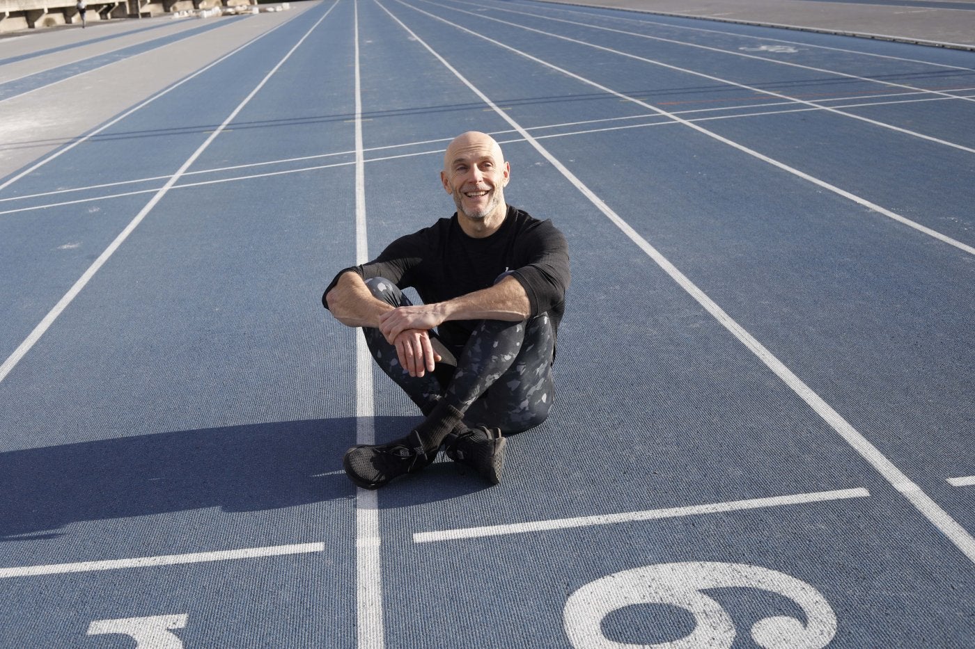 Ricardo Menéndez, ayer, en la pista de atletismo de Las Mestas, antes de su entrenamiento.