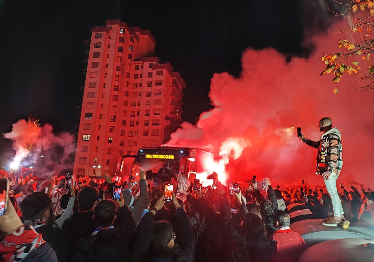 Aficionados del Sporting, este curso, recibiendo al equipo antes del partido contra el Granada.