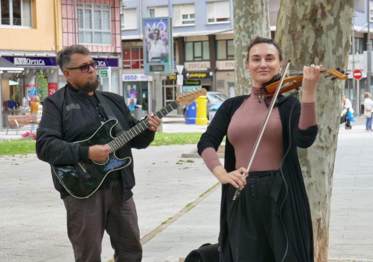 Dimitro y Anna, durante una de sus actuaciones en el Parque de Las Meanas de Avilés.