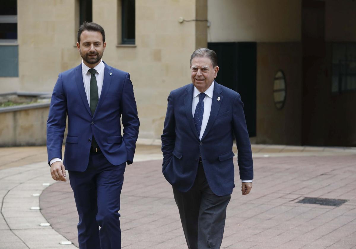 Álvaro Queipo, presidente del PP en Asturias, y Alfredo Canteli, alcalde de Oviedo.