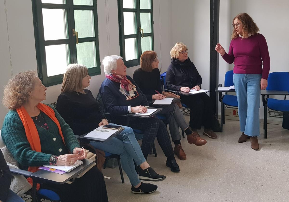 Eva Delgado da explicaciones a sus alumnas durante la primera jornada del curso.