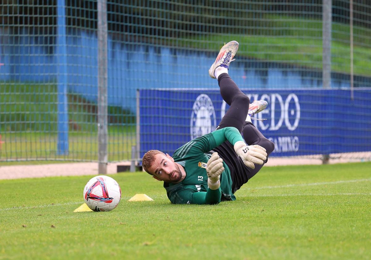 Aarón Escandell, durante un entrenamiento del Real Oviedo en El Requexón.