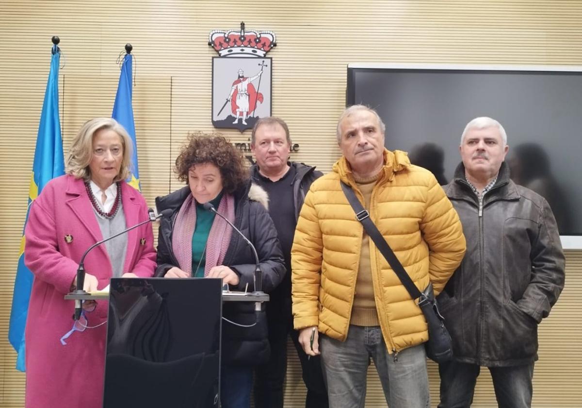 Un grupo de funcionarios jubilados, en la sala de prensa municipal.