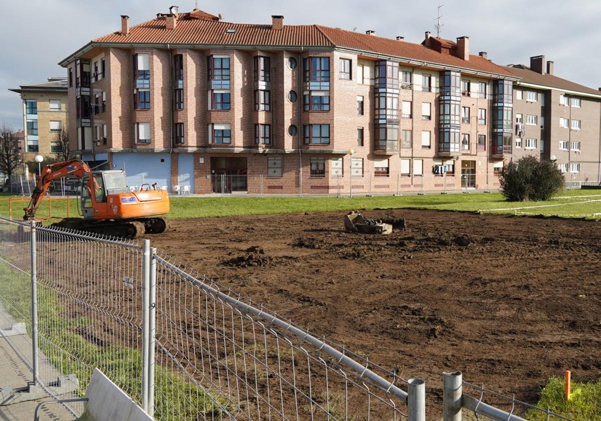 Comienzo, ayer, de las obras de la segunda fase en la plaza de Europa de Lugones.