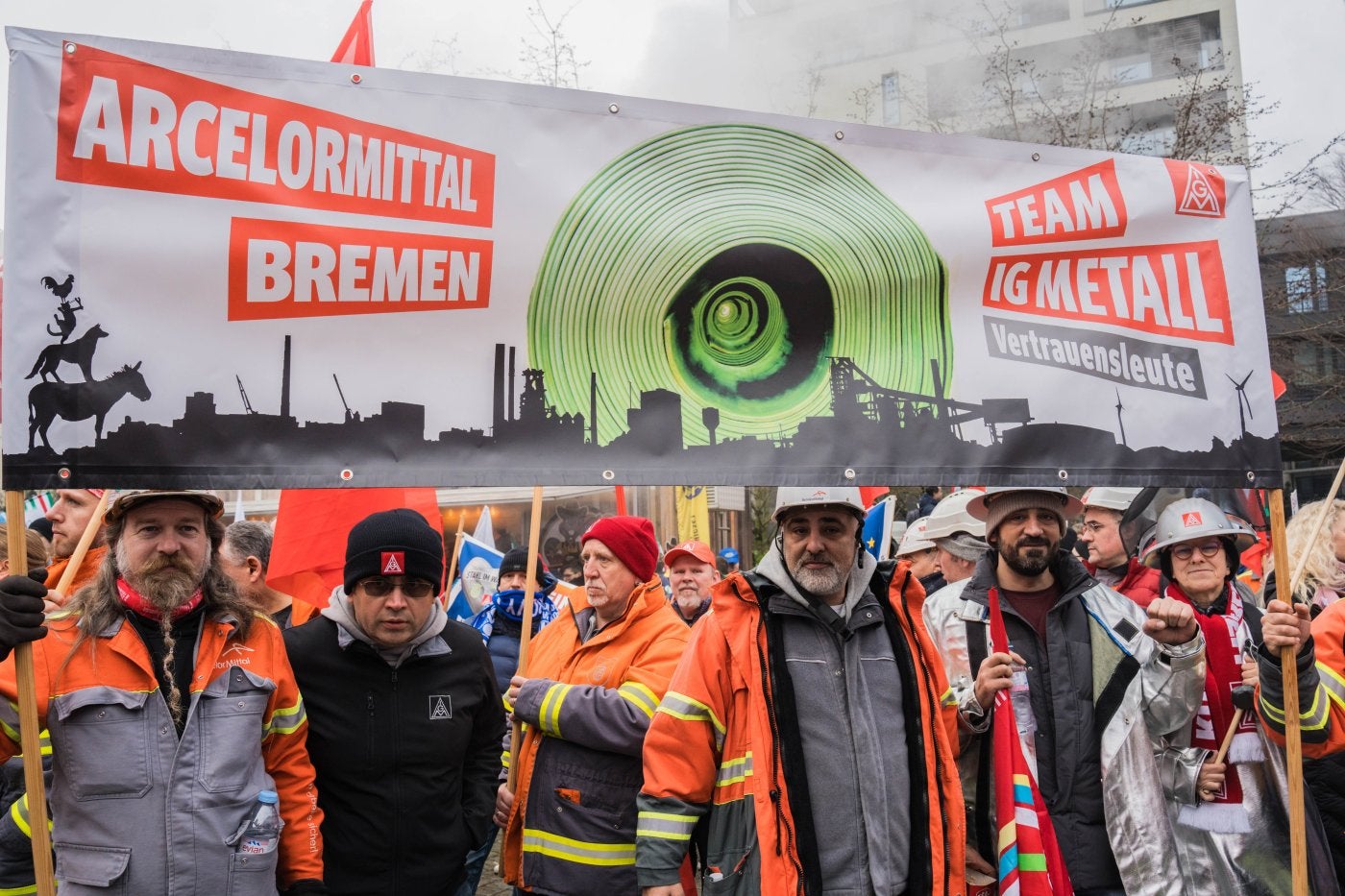 Trabajadores de ArcelorMittal de la planta de Bremen, ayer en la manifestación.