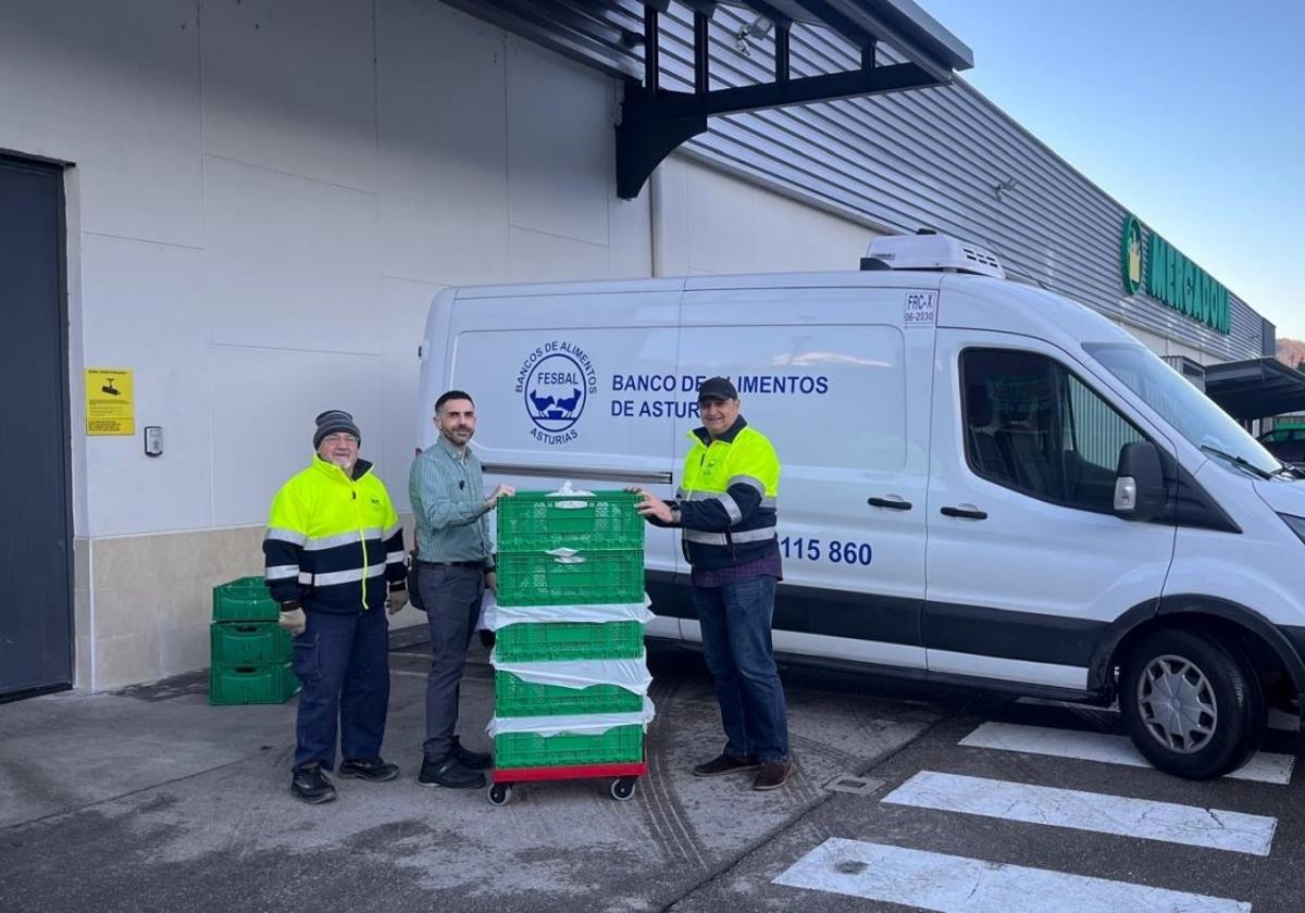 Un camión del Banco de Alimentos de Asturias recibe las donaciones de Mercadona .