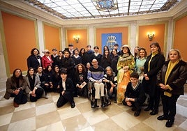 Alumnos del colegio Amor de Dios de Oviedo junto a miembros de Aspace, Duchenne Project, centros sociales y las ediles María Velasco y Charo Suárez.