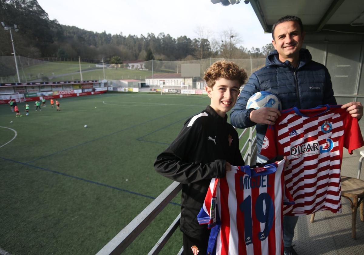 p Padre e hijoThiago y Miguel López-Cedrón posan con las camisetas del Llanera y la del Sporting de la etapa del exdelantero.