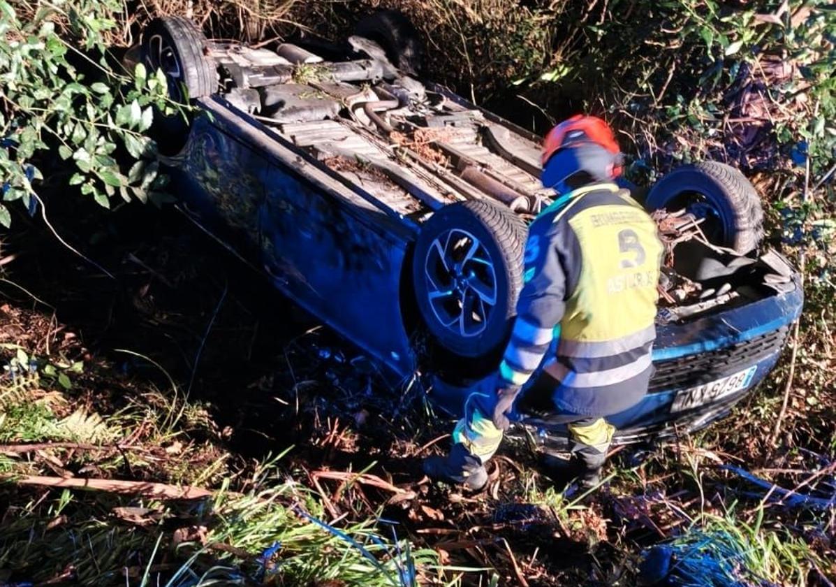 Estado en el que quedó el turismo tras el accidente.