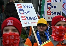 Trabajadores de la siderurgia, este miércoles, en Bruselas.