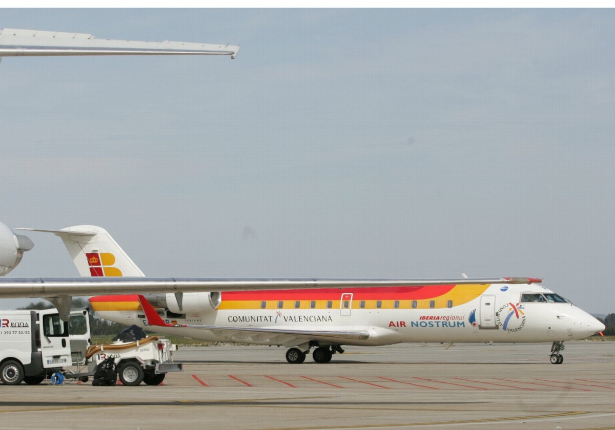 Una aeronave de Air Nostrum, en la plataforma del aeropuerto de Asturias