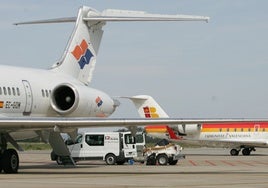 Una aeronave de Air Nostrum, en la plataforma del aeropuerto de Asturias