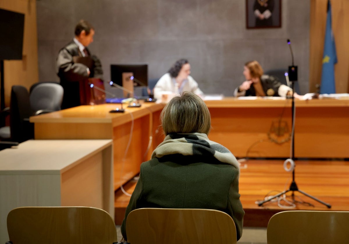 La doctora acusada , en el Juzgado de lo Penal número 2, durante la segunda sesión de la vista oral.