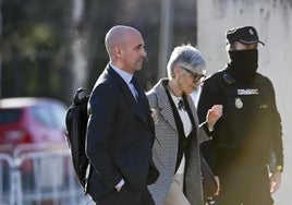 El expresidente de la Real Federación Española de Fútbol (RFEF) Luis Rubiales, a su llegada este miércoles a la sede de la Audiencia Nacional en San Fernando de Henares, en la tercera jornada del juicio por agresión sexual y coacciones a la futbolista Jenni Hermoso.