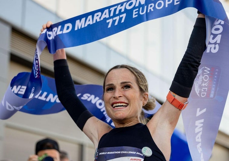 Estefanía Unzu, más conocida como Verdeliss, tras ganar la maratón de Madrid, la quinta del reto World Marathon Challenge.