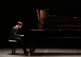 El pianista Franco Broggi, durante el recital que ofreció anoche en Gijón, de mano de la Sociedad Filarmónica.