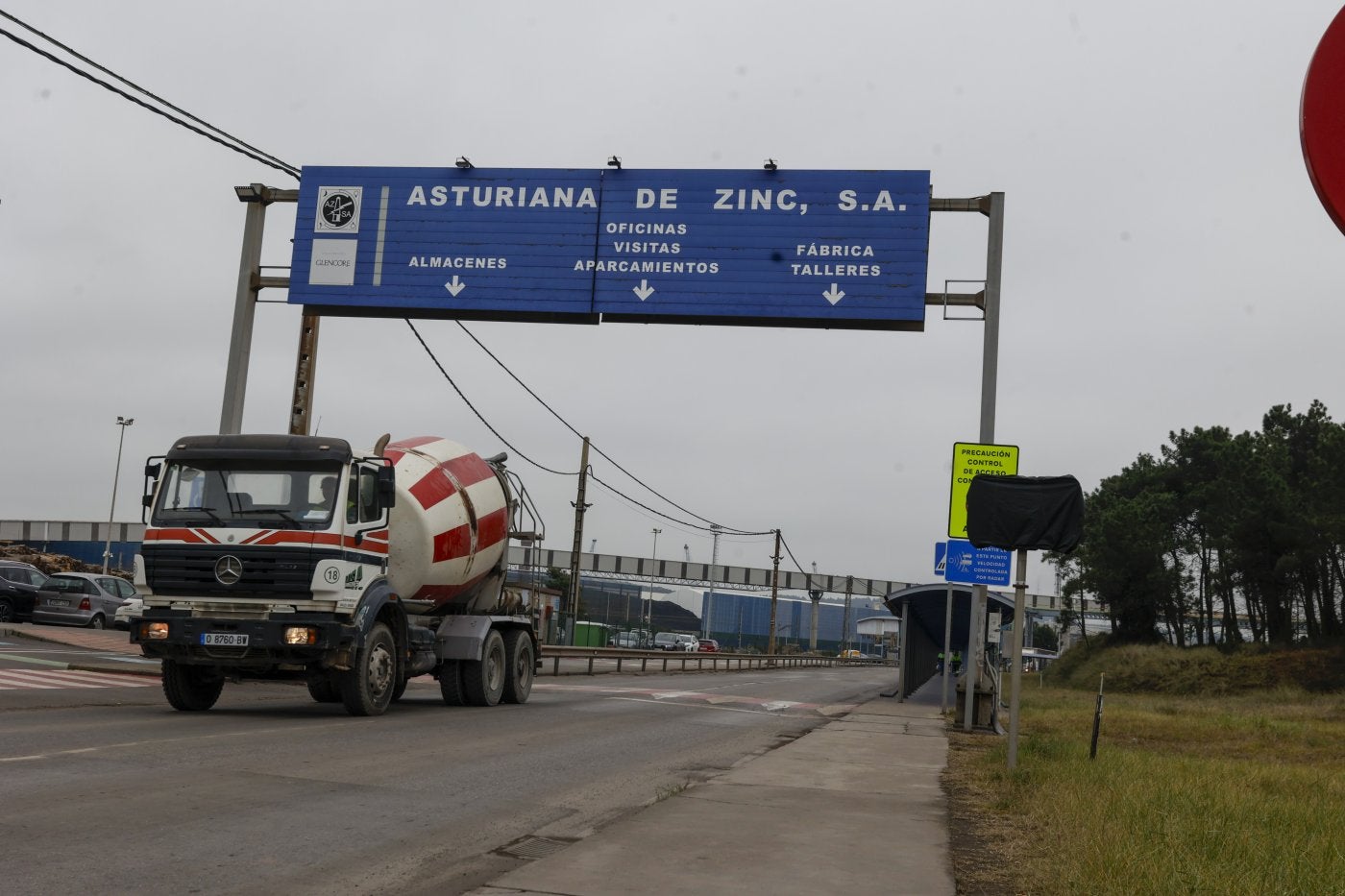 Carretera de acceso y salida de la factoría de AZSA.