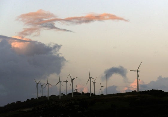 Aerogeneradores de un parque eólico en el Occidente de Asturias.