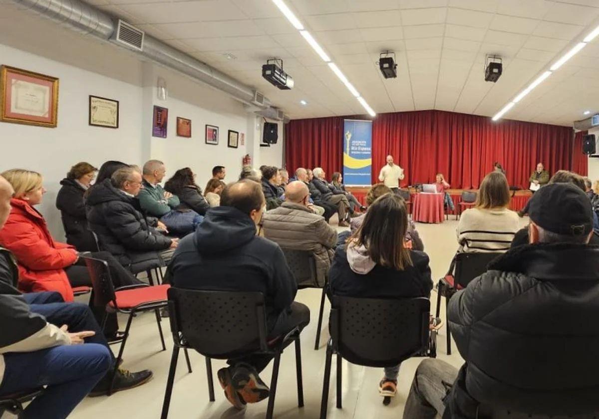 Reunión celebrada hace unas semanas de las asociaciones de vecinos rurales de Gozón y Carreño sobre los parques de baterías.