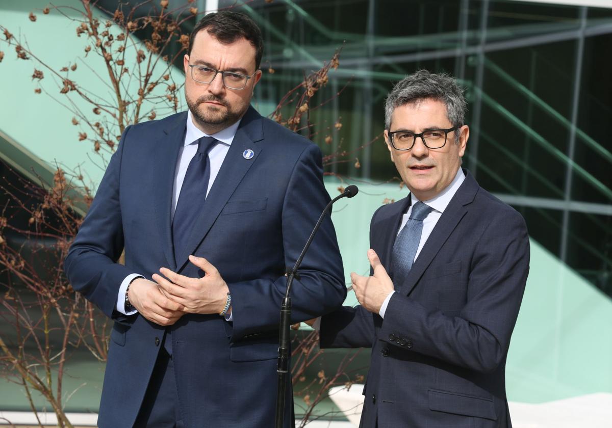 Félix Bolaños, durante su intervención en Langreo, junto a Adrián Barbón.